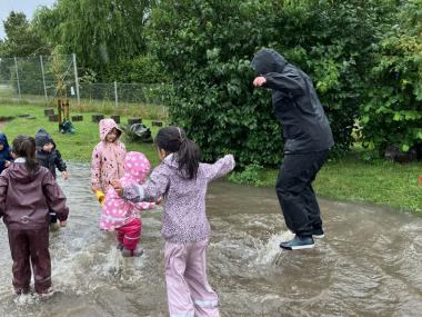 Vandhop i børnehaven