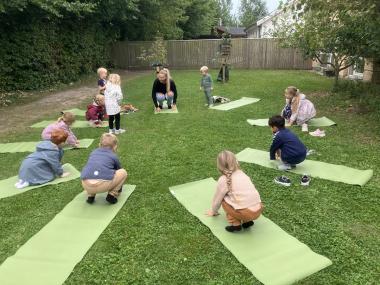 Udendørs børneyoga i vuggehaven