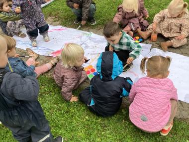 Aktivitet på vuggestuens legeplads